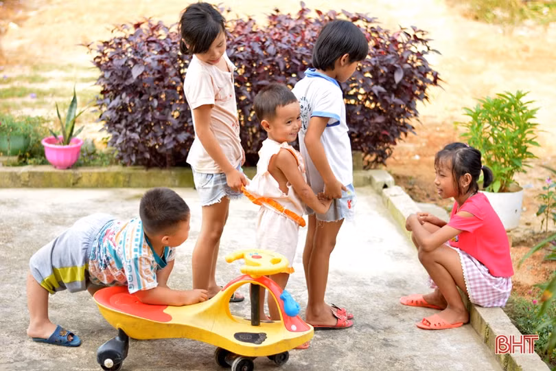 Xót xa cậu bé ở Hà Tĩnh đến trường bằng đôi tay