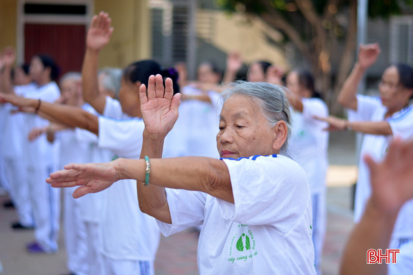 Người già TX Kỳ Anh vui khỏe với thể dục dưỡng sinh