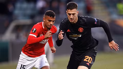 Thi đấu lép vế, M.U may mắn rời Hà Lan với 1 điểm