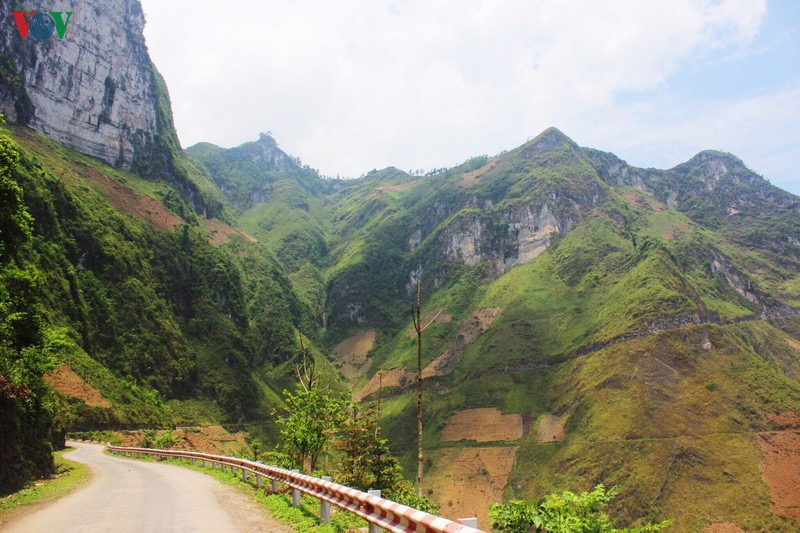 Khung cảnh núi non hùng vĩ trên đèo Mã Pì Lèng ở Hà Giang
