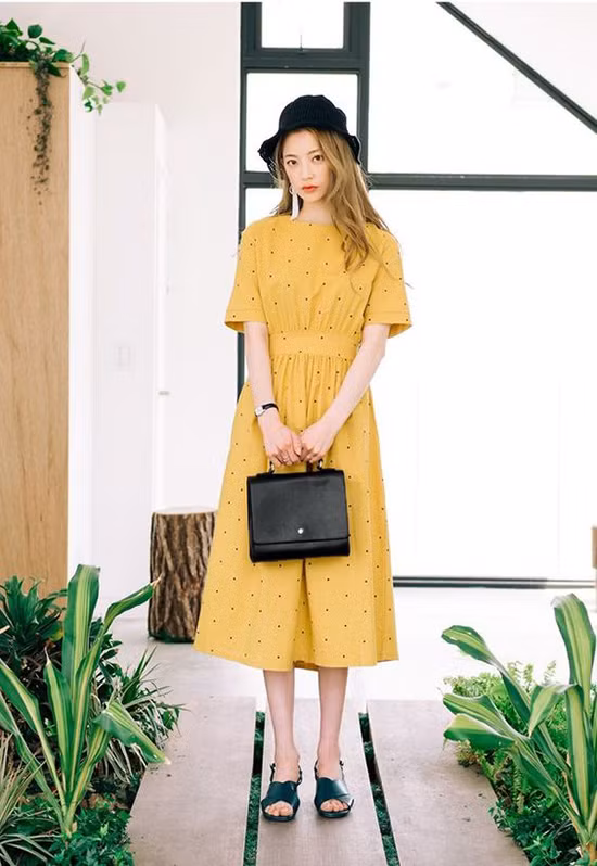 Điệu đà váy áo màu nổi cho mùa thu