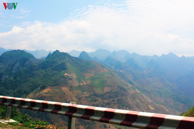 Khung cảnh núi non hùng vĩ trên đèo Mã Pì Lèng ở Hà Giang