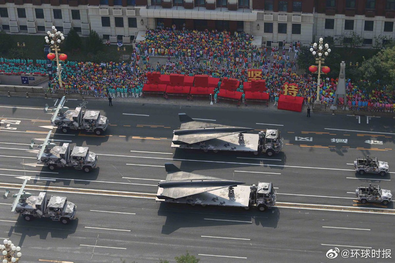 DR-8 có thiết kế khí động học tương tự dự án máy bay trinh sát siêu thanh không người lái D-21 của Mỹ . D-21 được giới thiệu vào những năm 1960. Chương trình bị hủy bỏ vào năm 1971 sau khi 4 máy bay bị mất trong các nhiệm vụ ở Trung Quốc. Ảnh: Twitter/Dafeng Cao. Những vũ khí Trung Quốc lần đầu công khai tại duyệt binh 70 năm