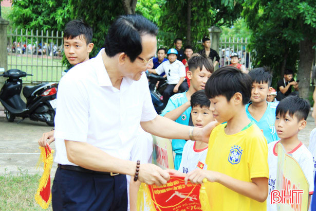 Xem thiếu niên Nghi Xuân đi chân trần tranh tài giải bóng đá huyện