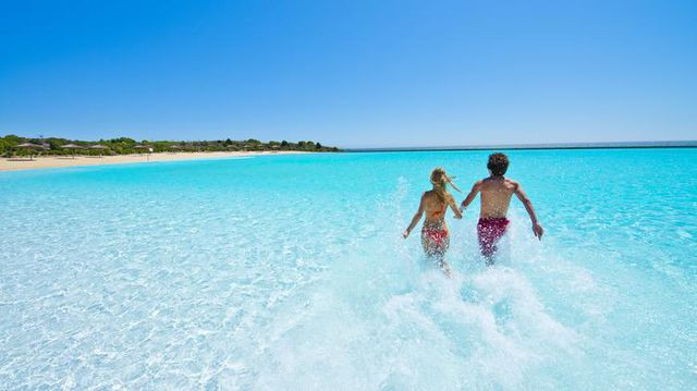 Khám phá bể bơi rộng nhất thế giới đi thuyền buồm để vượt qua