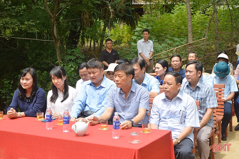 Khánh thành cầu Cây Vải và trao quà gia đình hoàn cảnh khó khăn ở Hương Lâm