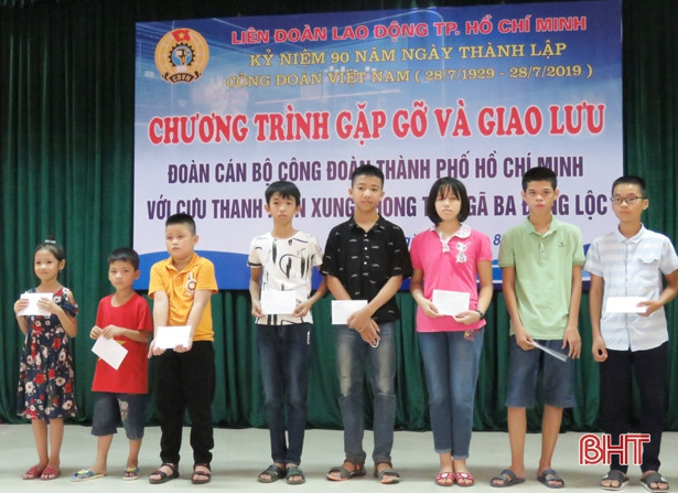 Liên đoàn Lao động TP Hồ Chí Minh tặng quà cựu TNXP Ngã ba Đồng Lộc