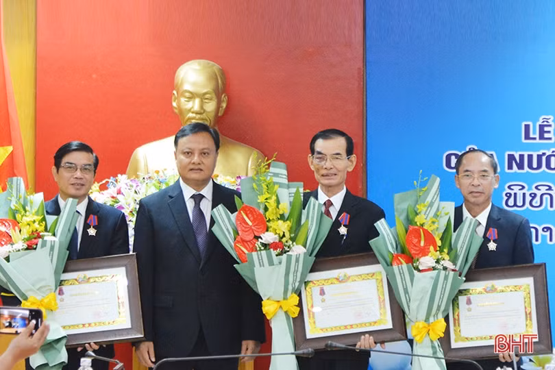 Hà Tĩnh đón nhận Huân chương Lao động hạng I của nước CHDCND Lào