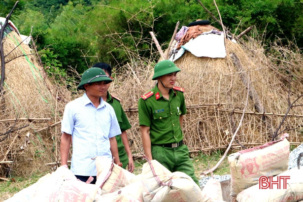 Công an TX Kỳ Anh giúp dân làm đường bê tông nông thôn mới