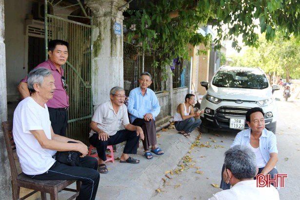 Vì sao gần 200 hộ dân ven Hào Thành Hà Tĩnh chưa được cấp đổi “bìa đất”?