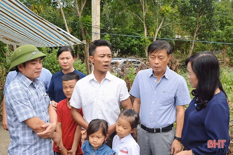 Khánh thành cầu Cây Vải và trao quà gia đình hoàn cảnh khó khăn ở Hương Lâm