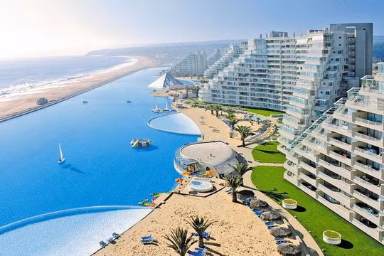 Khám phá bể bơi rộng nhất thế giới đi thuyền buồm để vượt qua