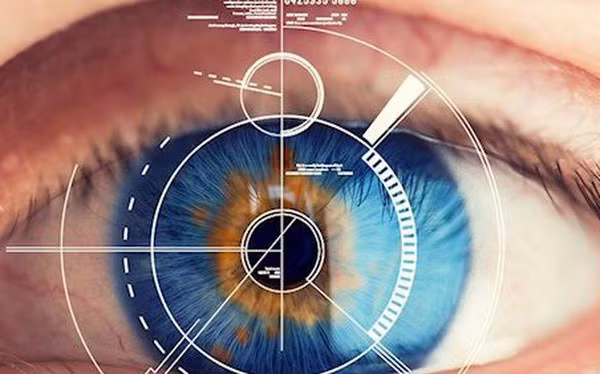 Kính áp tròng có khả năng phóng to khi nháy mắt