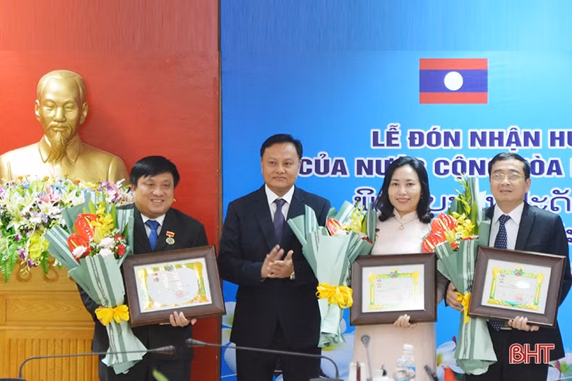 Hà Tĩnh đón nhận Huân chương Lao động hạng I của nước CHDCND Lào