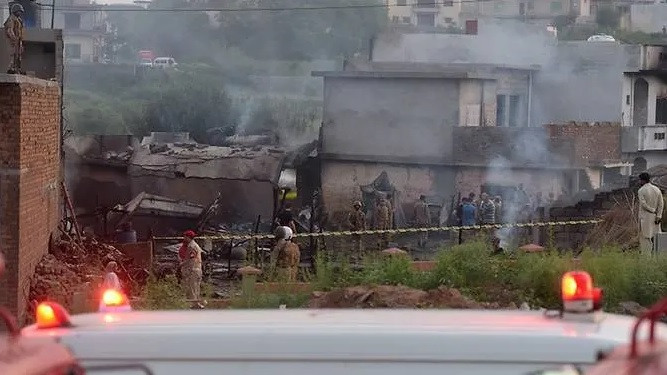 Máy bay quân sự rơi ở Pakistan, 17 người thiệt mạng