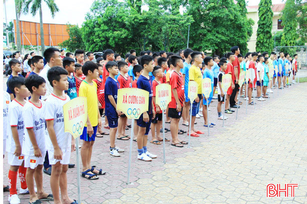 Xem thiếu niên Nghi Xuân đi chân trần tranh tài giải bóng đá huyện