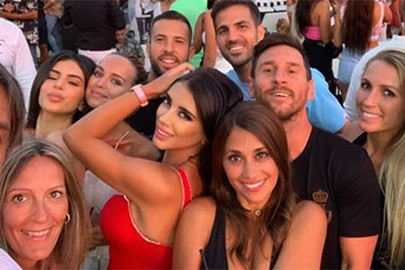 Vệ sĩ “giải cứu” Messi khỏi đám đông fan cuồng