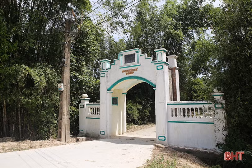 Về huyện miền núi Hà Tĩnh xem người dân “nâng niu” cái cổng làng