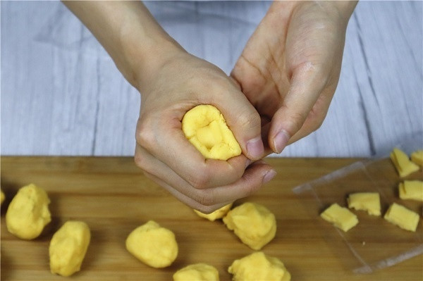 Đầu tuần, mẹ làm bánh khoai lang nhân phô mai chiên giòn ngon “hết sảy”