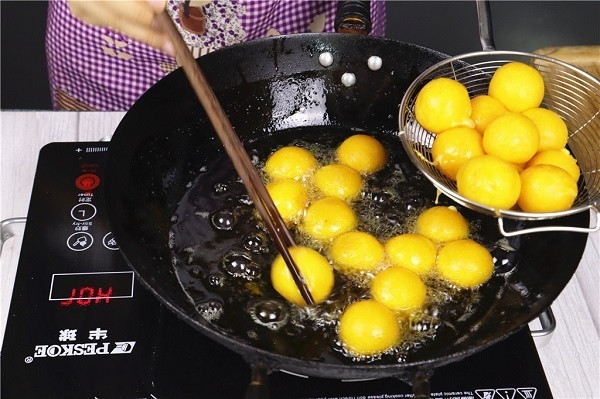 Đầu tuần, mẹ làm bánh khoai lang nhân phô mai chiên giòn ngon “hết sảy”