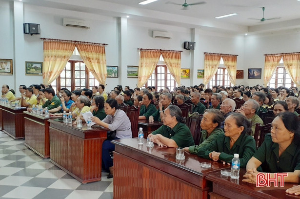 Liên đoàn Lao động TP Hồ Chí Minh tặng quà cựu TNXP Ngã ba Đồng Lộc