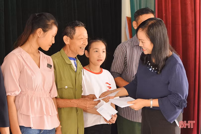 Khánh thành cầu Cây Vải và trao quà gia đình hoàn cảnh khó khăn ở Hương Lâm