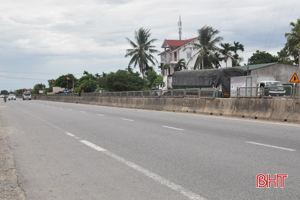 Hiểm nguy khi dỡ tấm lưới chống lóa trên QL 1A qua Hà Tĩnh