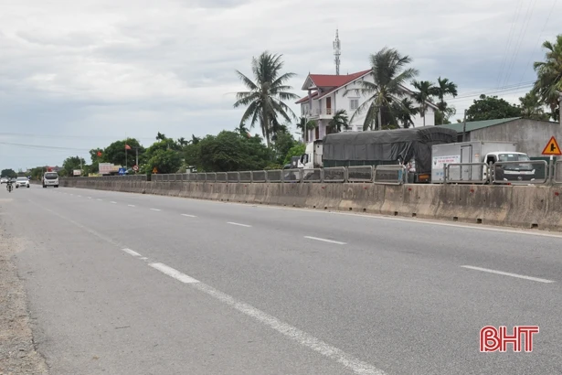 Hiểm nguy khi dỡ tấm lưới chống lóa trên QL 1A qua Hà Tĩnh