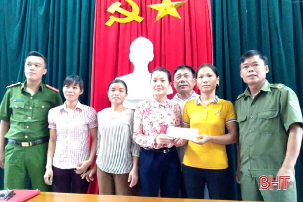 Đánh rơi gần 50 triệu đồng, gia chủ may mắn được 3 phụ nữ Hà Tĩnh trả lại