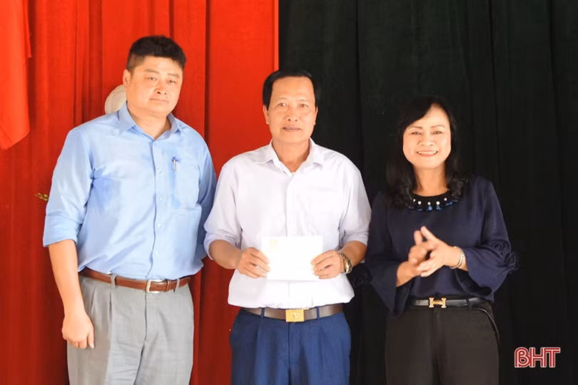 Khánh thành cầu Cây Vải và trao quà gia đình hoàn cảnh khó khăn ở Hương Lâm