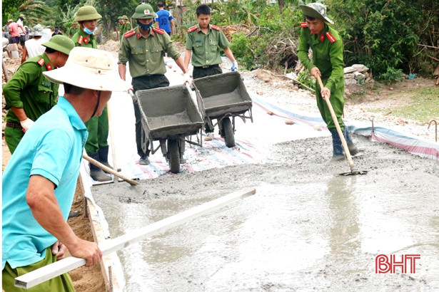 Công an TX Kỳ Anh giúp dân làm đường bê tông nông thôn mới
