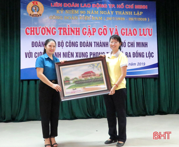 Liên đoàn Lao động TP Hồ Chí Minh tặng quà cựu TNXP Ngã ba Đồng Lộc