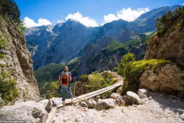 Điểm đến nào của Việt Nam nằm trong top 100 điểm đến của năm 2020?