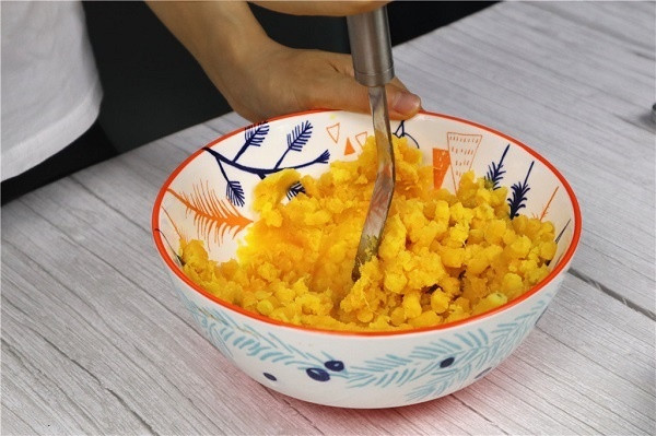 Đầu tuần, mẹ làm bánh khoai lang nhân phô mai chiên giòn ngon “hết sảy”