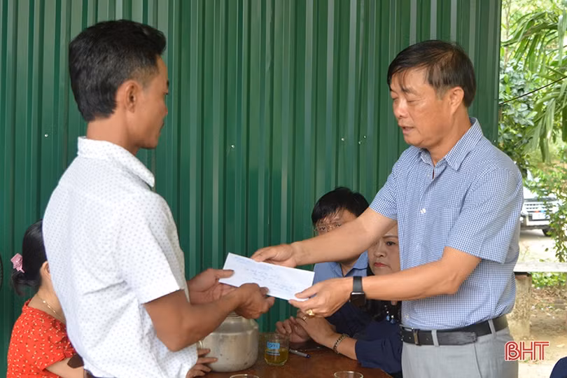 Khánh thành cầu Cây Vải và trao quà gia đình hoàn cảnh khó khăn ở Hương Lâm