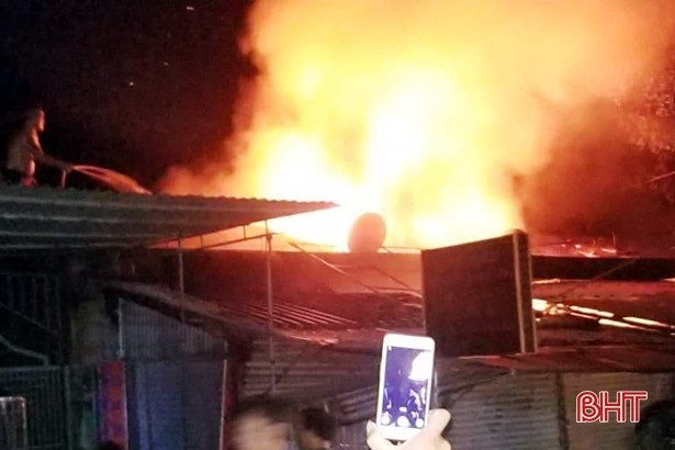 Hà Tĩnh: Cháy lớn ở chợ Voi, nhiều ki-ốt bị thiêu rụi!