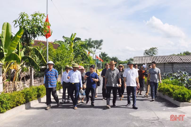 Cán bộ, lãnh đạo Savannakhet tham quan nông thôn mới Hà Tĩnh