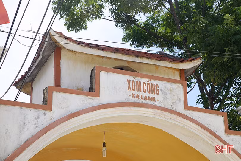 Về huyện miền núi Hà Tĩnh xem người dân “nâng niu” cái cổng làng