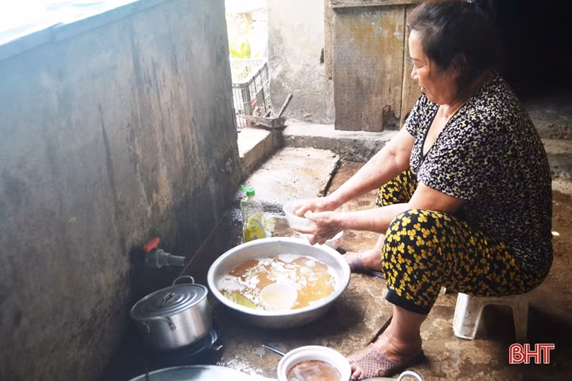 Người dân Kỳ Thọ khổ sở vì nước giếng nhiễm phèn nặng