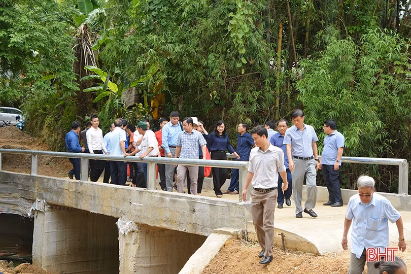 Khánh thành cầu Cây Vải và trao quà gia đình hoàn cảnh khó khăn ở Hương Lâm