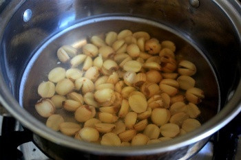 Đơn giản chè hạt sen táo đỏ giúp ăn ngon, ngủ tốt cực bổ dưỡng