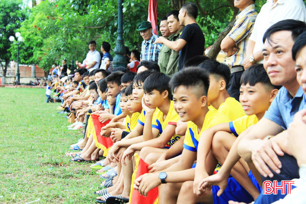 Xem thiếu niên Nghi Xuân đi chân trần tranh tài giải bóng đá huyện