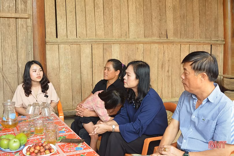 Khánh thành cầu Cây Vải và trao quà gia đình hoàn cảnh khó khăn ở Hương Lâm