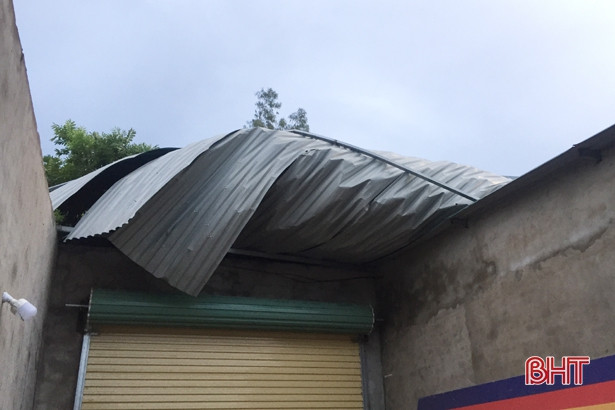 Mưa lớn kèm lốc xoáy tốc mái 45 nhà dân ở Hương Khê