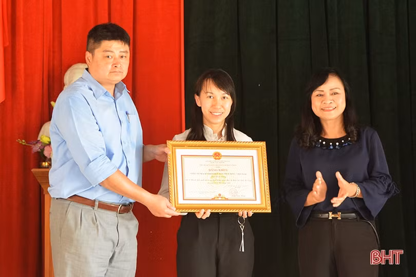 Khánh thành cầu Cây Vải và trao quà gia đình hoàn cảnh khó khăn ở Hương Lâm