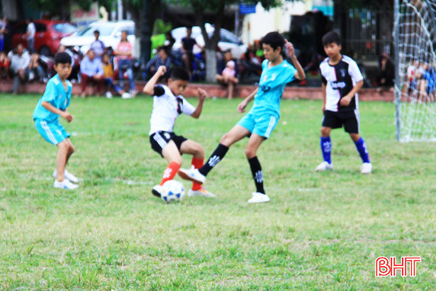Xem thiếu niên Nghi Xuân đi chân trần tranh tài giải bóng đá huyện