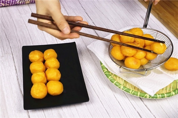 Đầu tuần, mẹ làm bánh khoai lang nhân phô mai chiên giòn ngon “hết sảy”