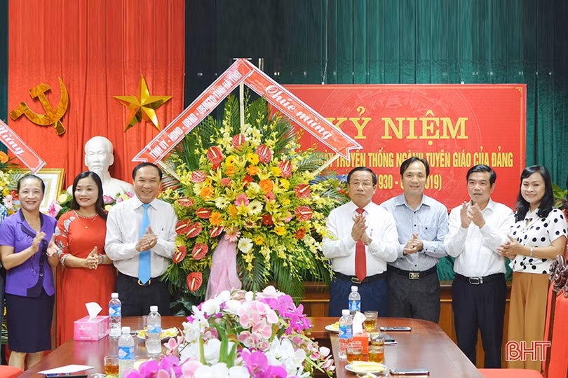 Lãnh đạo Hà Tĩnh chúc mừng ngày truyền thống ngành Tuyên giáo