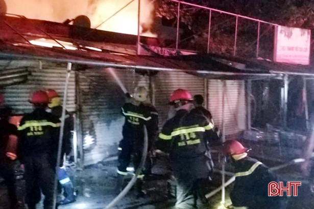 Hà Tĩnh: Cháy lớn ở chợ Voi, nhiều ki-ốt bị thiêu rụi!