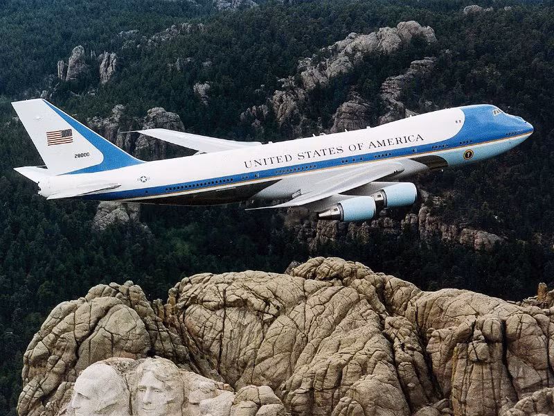 Điểm danh 10 máy bay quân sự đắt giá nhất thế giới